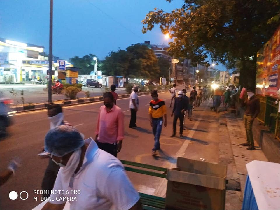 covid-19 corona virus se lock down ke karan society ki or se jaruratmand logon ko bhojan vitran kiya