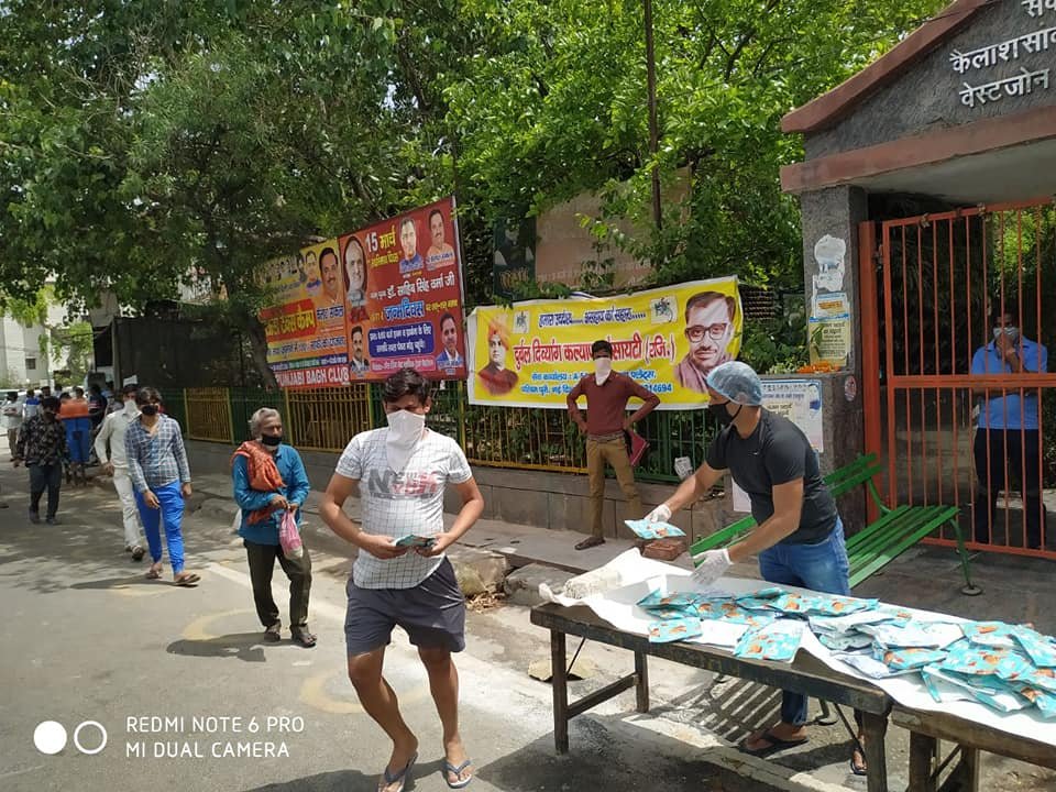 covid-19 corona virus se lock down ke samay society ki or se jaruratmand logon ko bhojan vitran kiya