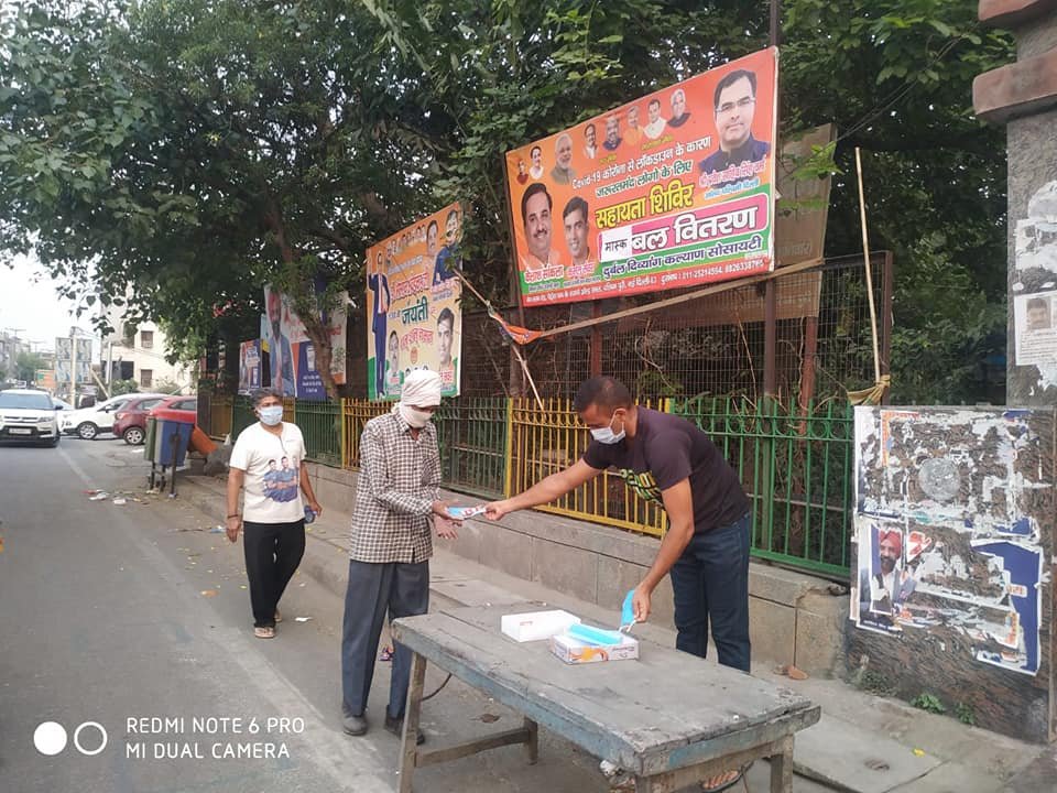 yashasvi pradhanmantri shri narendra modi ji dwara bataye gaye ayurvedik kadha or mask vitran