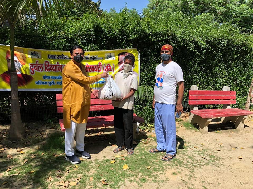 covid-19 corona virus se lock down ke karan society ki or se jaruratmand logon ko bhojan vitran kiya