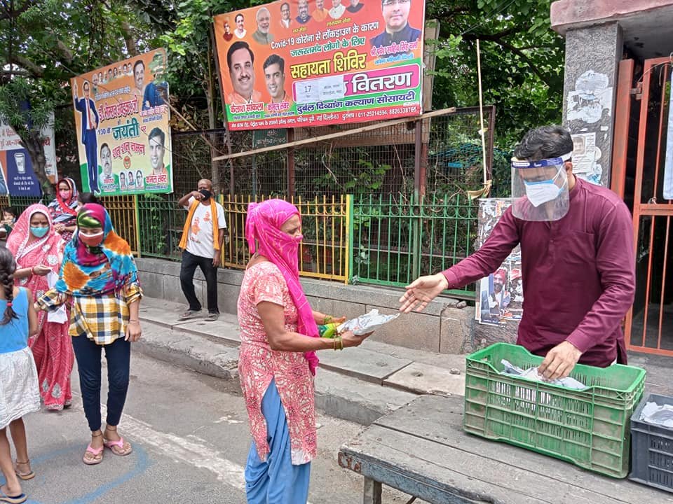 yashasvi pradhanmantri shri narendra modi ji dwara bataye gaye ayurvedik kadha or mask vitran