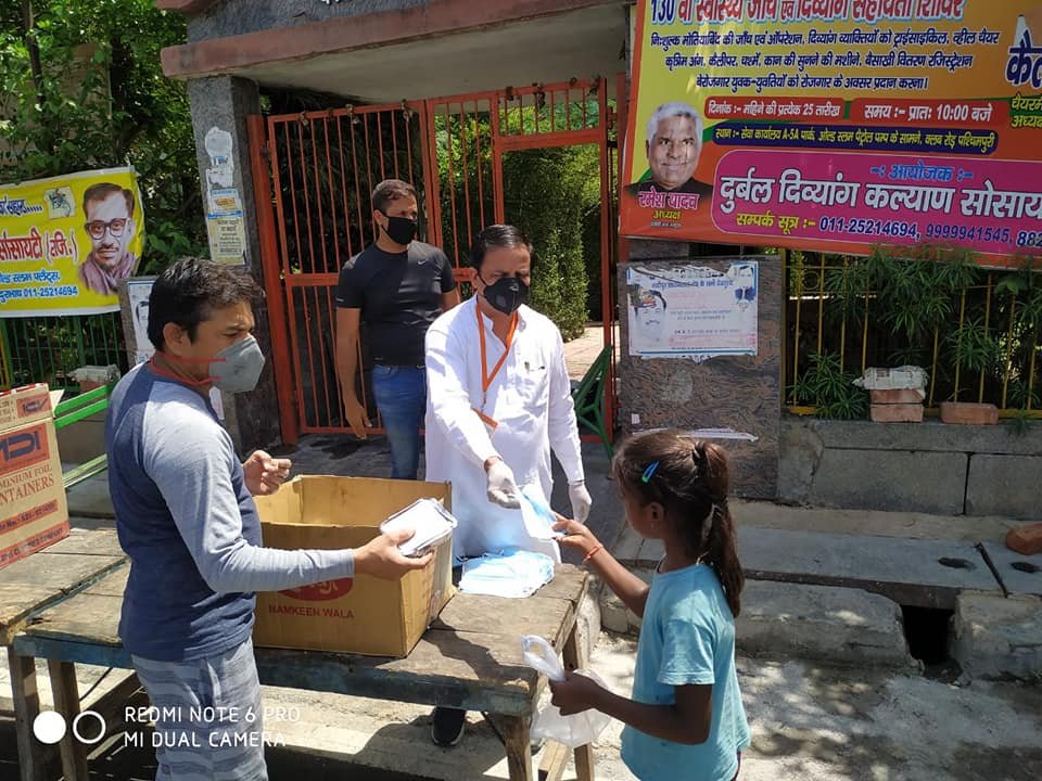 covid-19 corona virus se lock down ke samay society ki or se jaruratmand logon ko bhojan vitran kiya