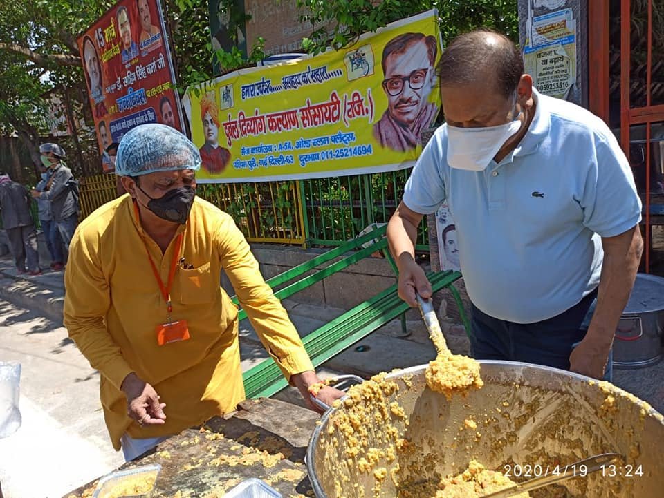 covid-19 corona virus se lock down ke samay society ki or se jaruratmand logon ko bhojan vitran kiya