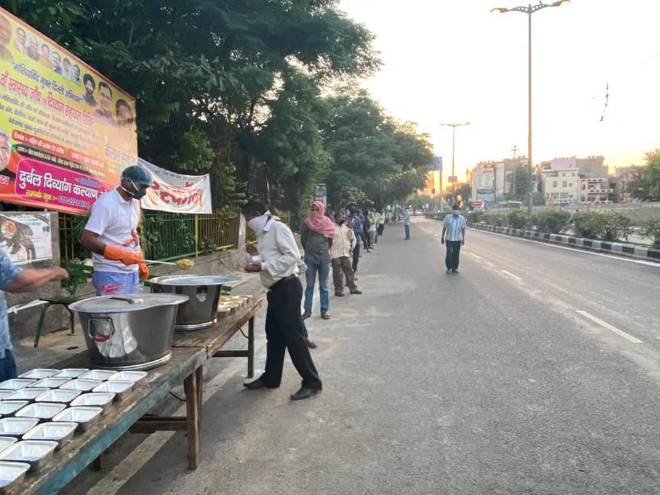 covid-19 corona virus se lock down ke karan society ki or se jaruratmand logon ko bhojan vitran kiya