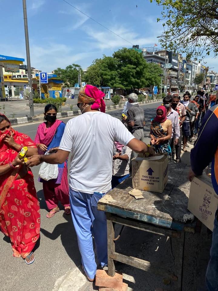 covid-19 corona virus se lock down ke karan society ki or se jaruratmand logon ko bhojan vitran kiya