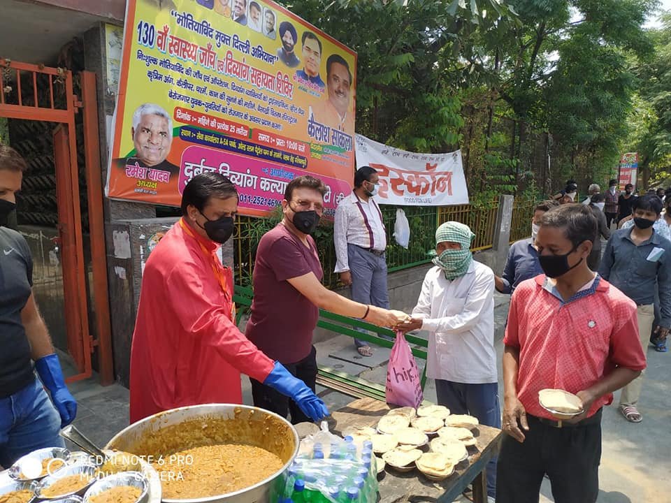 covid-19 corona virus se lock down ke samay society ki or se jaruratmand logon ko bhojan vitran kiya