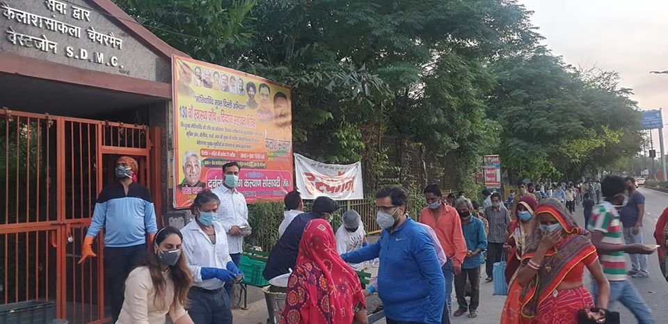 covid-19 corona virus se lock down ke karan society ki or se jaruratmand logon ko bhojan vitran kiya