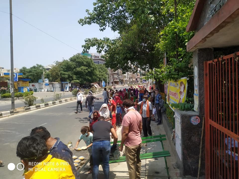 covid-19 corona virus se lock down ke samay society ki or se jaruratmand logon ko bhojan vitran kiya