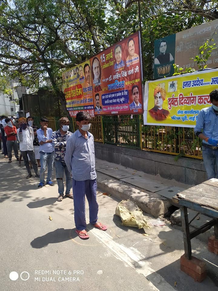 covid-19 corona virus se lock down ke karan society ki or se jaruratmand logon ko bhojan vitran kiya