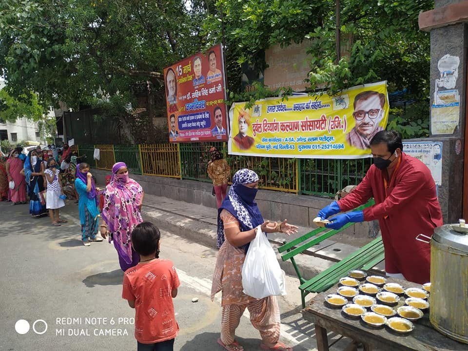 covid-19 corona virus se lock down ke samay society ki or se jaruratmand logon ko bhojan vitran kiya