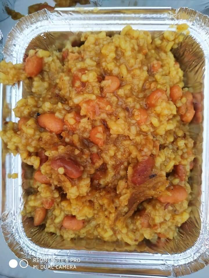 covid-19 corona virus se lock down ke karan society ki or se jaruratmand logon ko bhojan vitran kiya