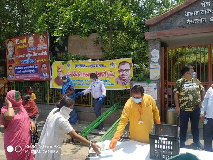 covid-19 corona virus se lock down ke samay society ki or se jaruratmand logon ko bhojan vitran kiya