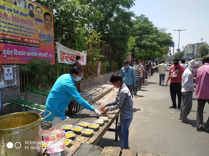 covid-19 corona virus se lock down ke samay society ki or se jaruratmand logon ko bhojan vitran kiya