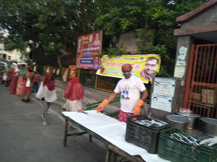 covid-19 corona virus se lock down ke karan society ki or se jaruratmand logon ko bhojan vitran kiya