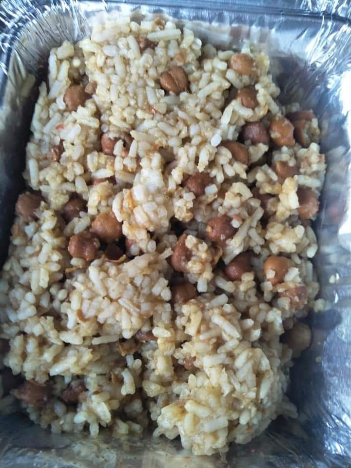 covid-19 corona virus se lock down ke karan society ki or se jaruratmand logon ko bhojan vitran kiya