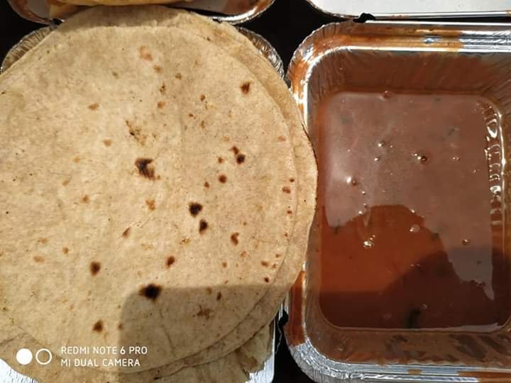 covid-19 corona virus se lock down ke samay society ki or se jaruratmand logon ko bhojan vitran kiya