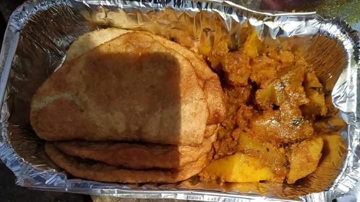 covid-19 corona virus se lock down ke samay society ki or se jaruratmand logon ko bhojan vitran kiya