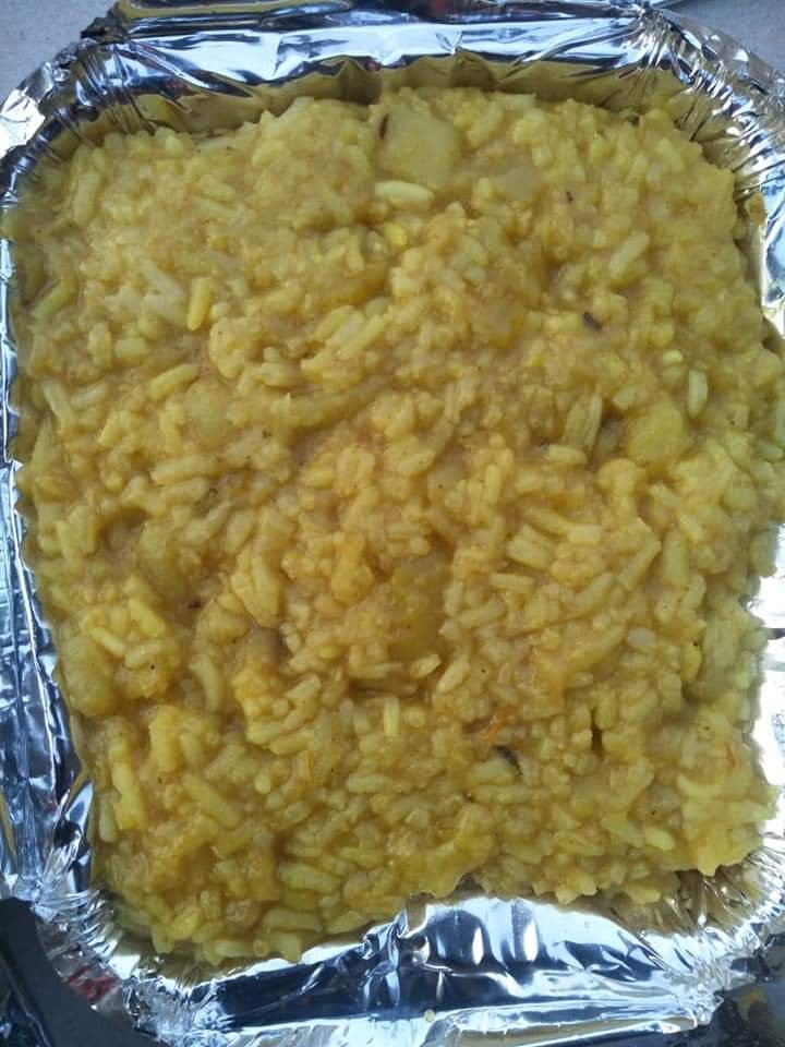 covid-19 corona virus se lock down ke karan society ki or se jaruratmand logon ko bhojan vitran kiya