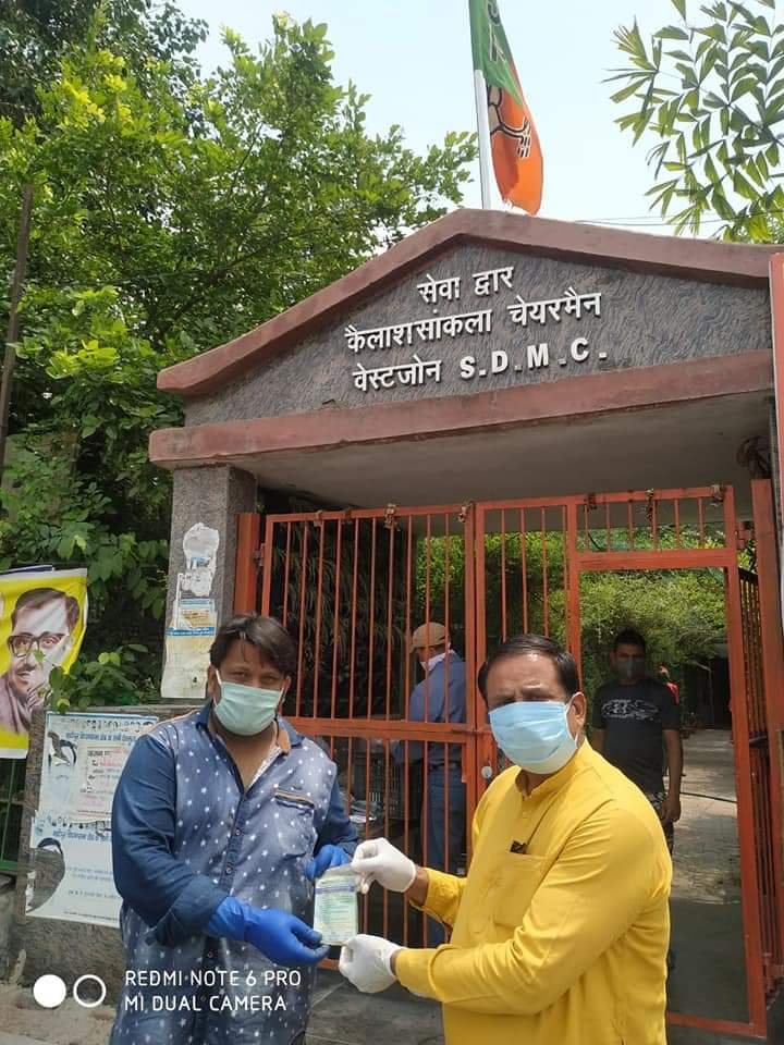 covid-19 corona virus se lock down ke samay society ki or se jaruratmand logon ko bhojan vitran kiya